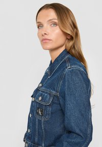 Calvin Klein Jeans CROPPED 90S JACKET - Džínová bunda - denim medium