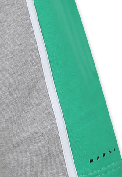 Pantaloni corti in cotone grigi con un pannello verde e rifiniture bianche; presenta la scritta nera "MARNI" vicino all'orlo, evidenziando un design a blocchi di colore.