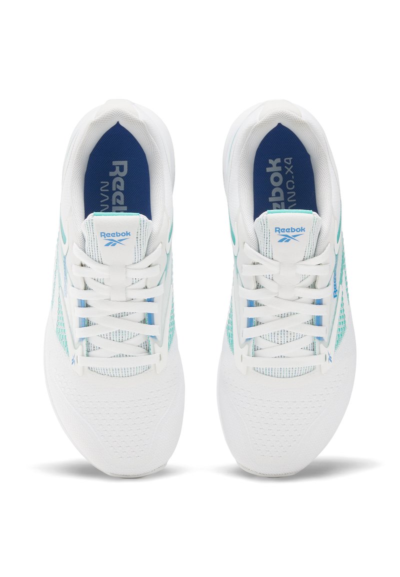 Zapatillas deportivas blancas con parte superior de malla, con acentos en azul y verde azulado, cordones planos y plantilla acolchada. Logo de la marca en la lengüeta y en el lateral.