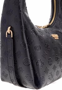 Borsa a spalla in pelle nera testurizzata con un motivo embossato e hardware in tonalità oro, dotata di chiusura con zip e dettaglio con cinturino laterale.