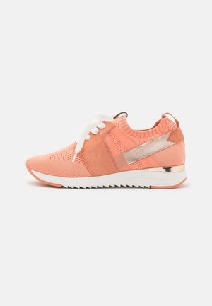 Koralrød strikket sneaker med hvide snørebånd, ruskinddetaljer, metalstribe på siden og hvid sål med grebsmønster.