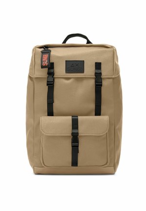Beiger rechteckiger Rucksack mit Fronttasche, schwarzen Gurten und Schnallen, oberem Griff und Markenschild mit der Aufschrift SUN68.