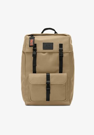 Beiger rechteckiger Rucksack mit Fronttasche, schwarzen Gurten und Schnallen, oberem Griff und Markenschild mit der Aufschrift SUN68.