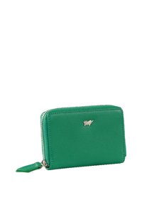Groene leren portemonnee met een gladde textuur, ritssluiting en zilveren hardware. Heeft een klein logokenmerk aan de voorkant.