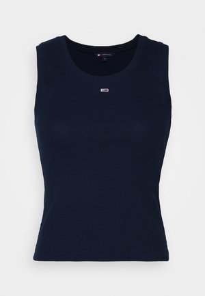 Sötétkék pamut ujjatlan felső bordázott textúrával, kerek nyakkivágással és egy kis hímzett logóval a mellkasán. Könnyű és testhezálló kialakítás.