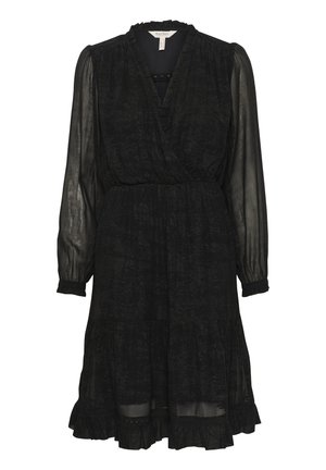 Fekete ruha átlapolt kialakítással, hosszú áttetsző ujjaival és fodros szegéllyel. Könnyű anyagból készült, finom textúrával.