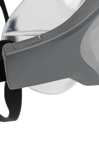 Gafas de seguridad grises con un diseño curvado, lentes transparentes, empuñaduras laterales texturizadas y una correa negra ajustable para un ajuste seguro.