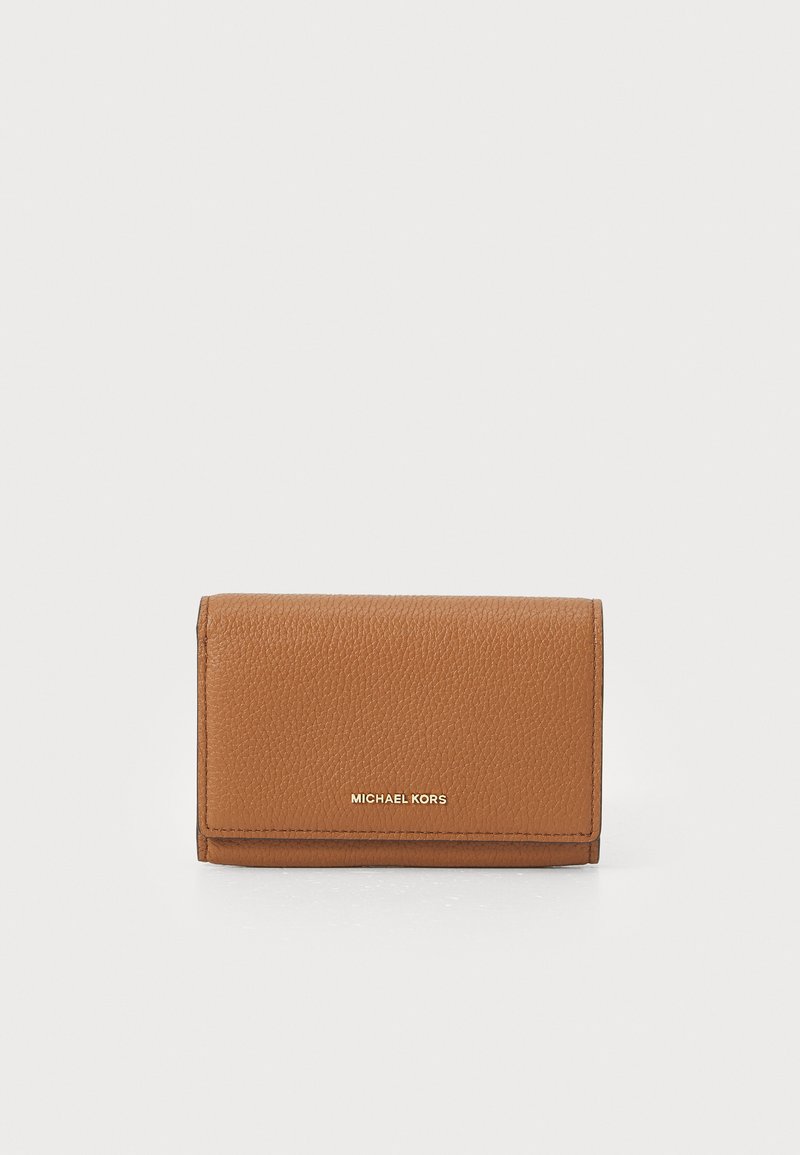 Portafoglio in pelle marrone texturizzata con chiusura a pattina, caratterizzato da un logo dorato sul fronte e cuciture eleganti lungo i bordi.
