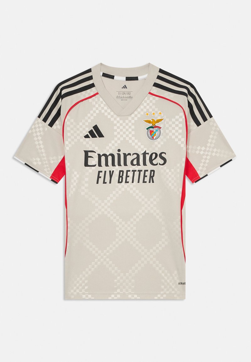 Camisola de futebol cinza com um padrão de diamante, detalhes vermelhos, riscas pretas nos ombros, apresentando o logótipo da Emirates e o emblema do Benfica.