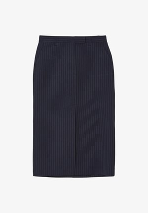 Jupe crayon bleu marine avec de fines rayures verticales blanches, passants de ceinture et poches avant, dotée d'une fente centrale à l'avant.