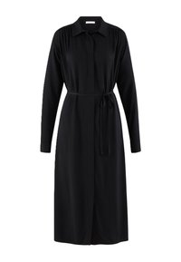 Czarna sukienka z długim rękawem, kołnierzykiem, z przodu zapinana na guziki i z paskiem w talii. Wykonana z gładkiej tkaniny z marszczonymi detalami na ramionach.