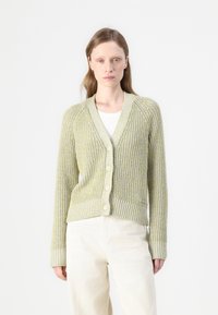 Lichtgroene gebreide cardigan met een V-hals, geribde mouwen en vijf knopen. Getextureerde weving met contrasterende gele strepen.