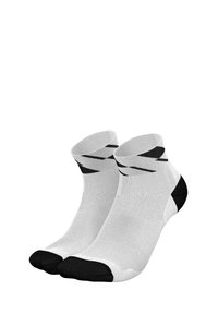 Weiße Sportsocken mit schwarzen Akzenten an Fußspitze und Ferse. Sie verfügen über ein strukturiertes Strickmuster und sind im kurzen Knöchel-Design mit schwarzen Streifen gehalten.