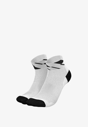 Weiße Sportsocken mit schwarzen Akzenten an Fußspitze und Ferse. Sie verfügen über ein strukturiertes Strickmuster und sind im kurzen Knöchel-Design mit schwarzen Streifen gehalten.