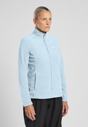Giacca in fleece blu chiaro con colletto alto, zip frontale a tutta lunghezza e tasche laterali. Presenta una superficie liscia e il logo sul lato sinistro del petto.