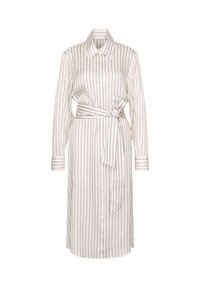 Robe longue crème avec des rayures verticales noires, manches longues, col, fermeture boutonnée à l'avant et ceinture en tissu nouée à la taille.