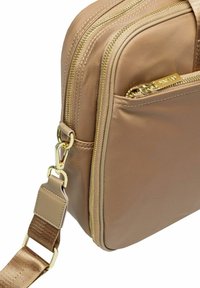 Brązowa torba syntetyczna z złotym zamkiem, z odpinanym paskiem i przednią kieszenią. Gładka tekstura i prostokątny kształt.