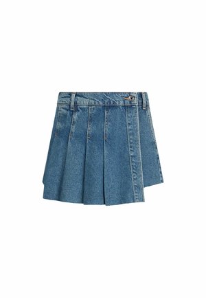 Jupe mini plissée en denim bleu avec passants pour ceinture et fermeture par bouton à la taille, présentée sur un fond blanc.