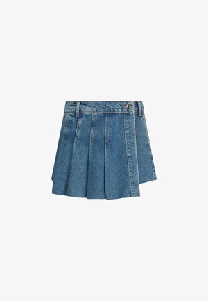Mini gonna plissettata in denim blu con passanti per cintura e chiusura con bottone in vita, mostrata su sfondo bianco.