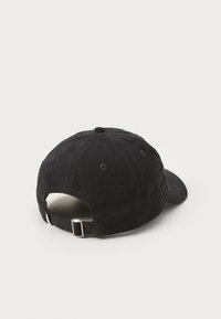 Șapcă de baseball din bumbac negru, cu vizieră curbată, curea ajustabilă la spate și design cu șase panouri, având orificii de ventilație.