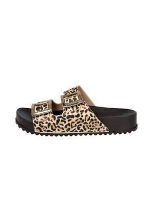 Sandalia tipo slide con puntera abierta, suela negra y parte superior beige con manchas de leopardo negras y dos hebillas doradas ajustables.