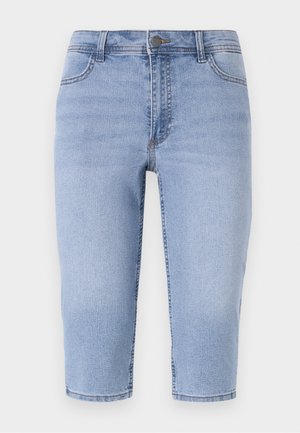 Lyseblå denim shorts til kneet med fem lommer, beltestropper og lukking med knapp foran, med en lett falmet finish.