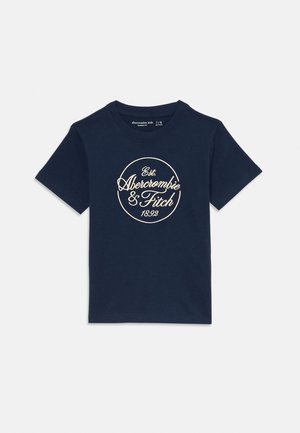 Marineblå børne T-shirt med korte ærmer og hvidt cirkulært 'Est. Abercrombie & Fitch 1892' logo centreret foran.