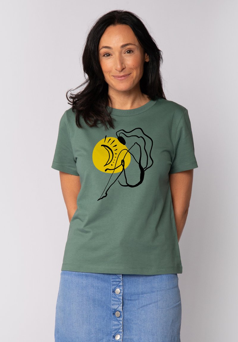 Groene katoenen T-shirt met een zwarte lijntekening van een figuur met een gele zon graphic. Ronde hals, korte mouwen en een relaxte pasvorm.