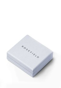 Kutija za sat Rosefield, kvadratnog oblika, od mekanog svijetloplavog materijala, utisnuti logo na vrhu, čisti dizajn s glatkom teksturom.