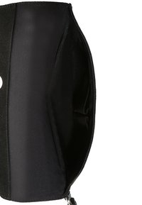 Černá peněženka s hladkým povrchem, otevřená, aby odhalila jemnou látkovou podšívku. Obsahuje zacvakávací uzávěr a několik přihrádek na karty.