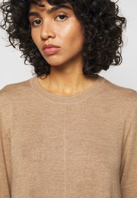 Repeat DRESS MERINO - Vestido de malha - camel