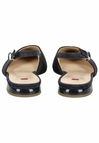 Námořnické semišové baleríny s nártními pásky, otevřenou zadní částí a zaoblenými špičkami. Mají hladkou černou podrážku a minimalistickou stříbrnou kovovou ozdobu.