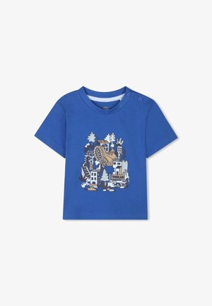 Blå kortærmet t-shirt lavet af bomuld, med en grafisk tryk af en støvle og bygninger, med knapper på skulderen for nem påklædning.