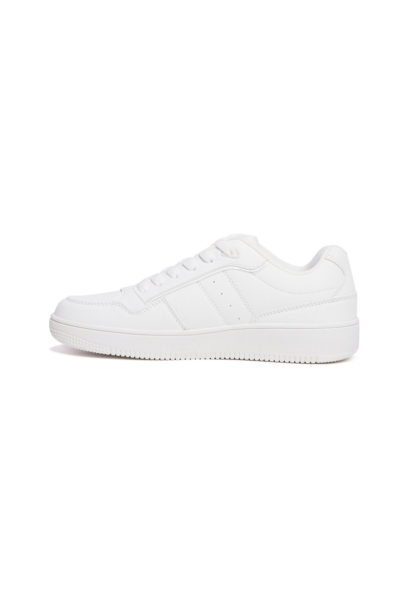 Sneaker bianco con un esterno in pelle liscia, punta arrotondata, design con lacci, tre perforazioni laterali e suola in gomma testurizzata.