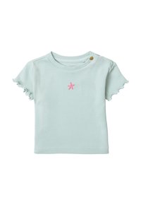 Lichtblauwe geribbelde peuter-shirt met gerimpelde korte mouwen, een kleine roze zeester borduring aan de voorkant, en een knoopsluiting op de schouder.