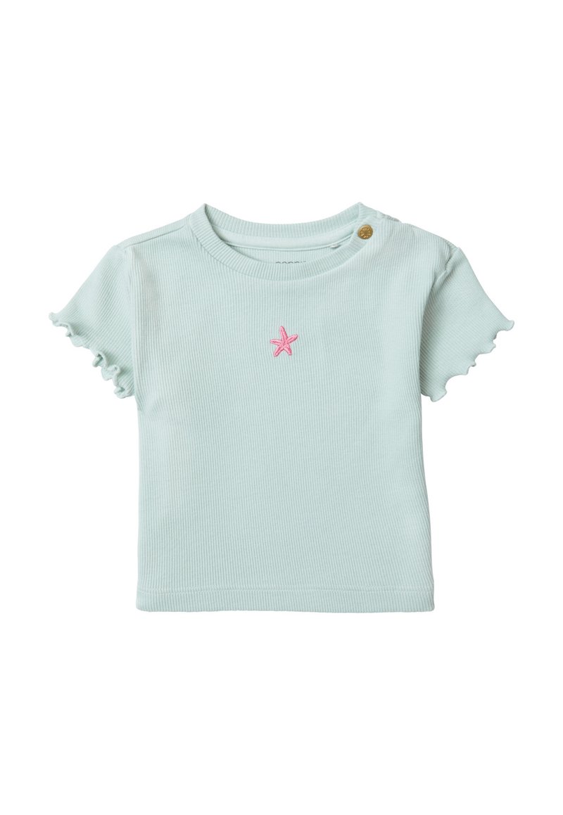 Lichtblauwe geribbelde peuter-shirt met gerimpelde korte mouwen, een kleine roze zeester borduring aan de voorkant, en een knoopsluiting op de schouder.