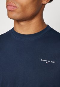 Tommy Jeans SLIM LINEAR TEE  - Pamata T-krekls - dark night navy