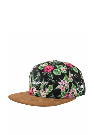 Čierna snapback šiltovka s hnedým semišovým šiltom, čierna látková korunka s zelenými listami a ružovými tropickými kvetmi a bielym logom „Blackskies“.
