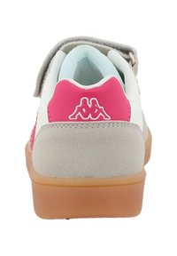 Weiße Sneakers mit pinken Akzenten, Wildleder-Ferse, Gummi-Sohle und Klettverschluss. Merkmale ein Logo auf der Rückseite. Texturiertes Obermaterial für besseren Halt.