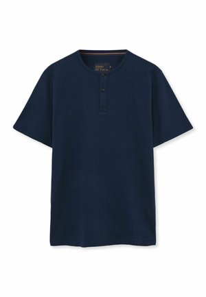 Marineblå kortærmet Henley-shirt med to sorte knapper og rund halsudskæring, vist på en hvid baggrund.
