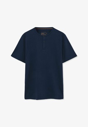 Marineblå kortærmet Henley-shirt med to sorte knapper og rund halsudskæring, vist på en hvid baggrund.