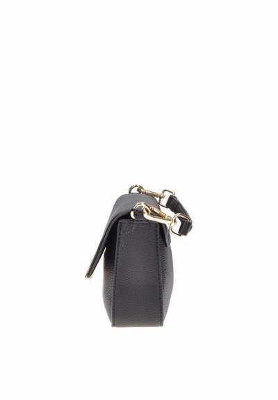 Borsa a tracolla nera in pelle texture con pattina superiore, dettagli in oro e tracolla rimovibile. Forma rettangolare compatta.