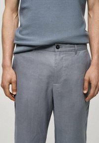 Mango Hlače chino - light blue