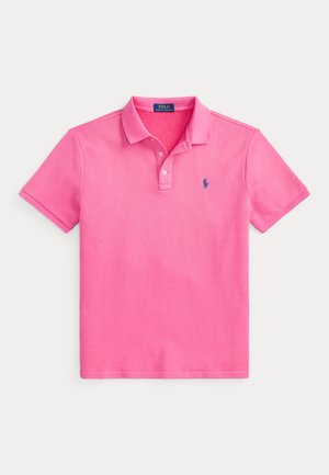 Ροζ κοντομάνικο πόλο μπλουζάκι με γιακά, δύο κουμπιά και μικρό μπλε κεντητό λογότυπο στο αριστερό στήθος.