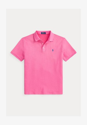 Różowa koszulka polo z krótkim rękawem, kołnierzykiem, dwoma guzikami i małym niebieskim haftowanym logo na lewej piersi.