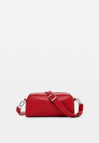 Rotte Ledertasche für die Schulter mit rechteckiger Form, glatter Oberfläche, verstellbarem Riemen und silbernen Hardware-Details. Reißverschlussverschluss oben.