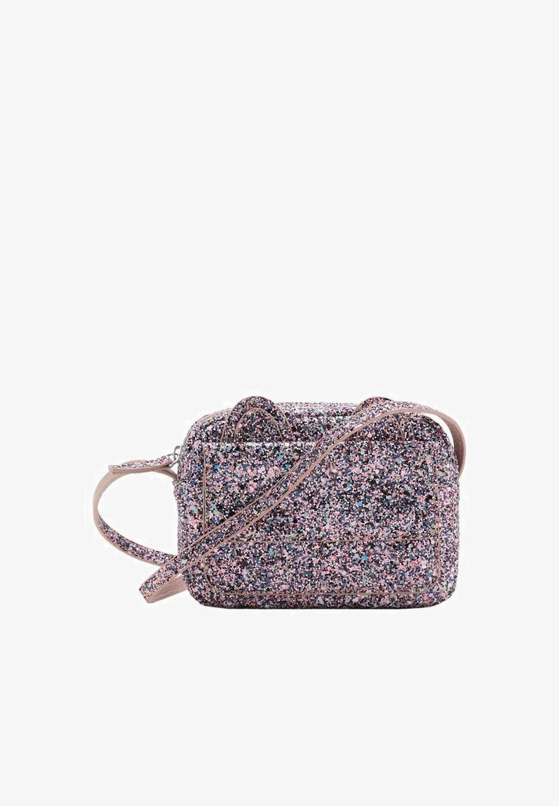 Malá obdĺžniková taška pokrytá škvrnitým vzorom v ružovej, modrej a čiernej farbe, s dlhým popruhom a dvoma hornými držadlami.