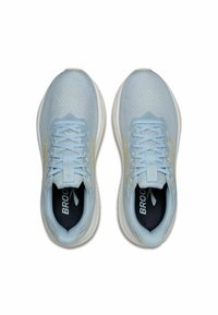 Zapatillas deportivas de color azul claro con parte superior de malla transpirable, cordones y suela acolchada. Presentan el logo de "Brooks" y sutiles acentos dorados.