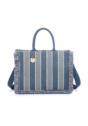 Sac cabas en tissu rayé bleu et gris avec des bords à franges, deux anses et une étiquette ronde métallique de marque suspendue à une anse.