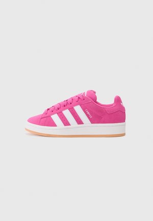 Sneaker Adidas Campus in camoscio rosa con strisce bianche, suola bianca e suola esterna in gomma, vista dal profilo destro su sfondo grigio chiaro.
